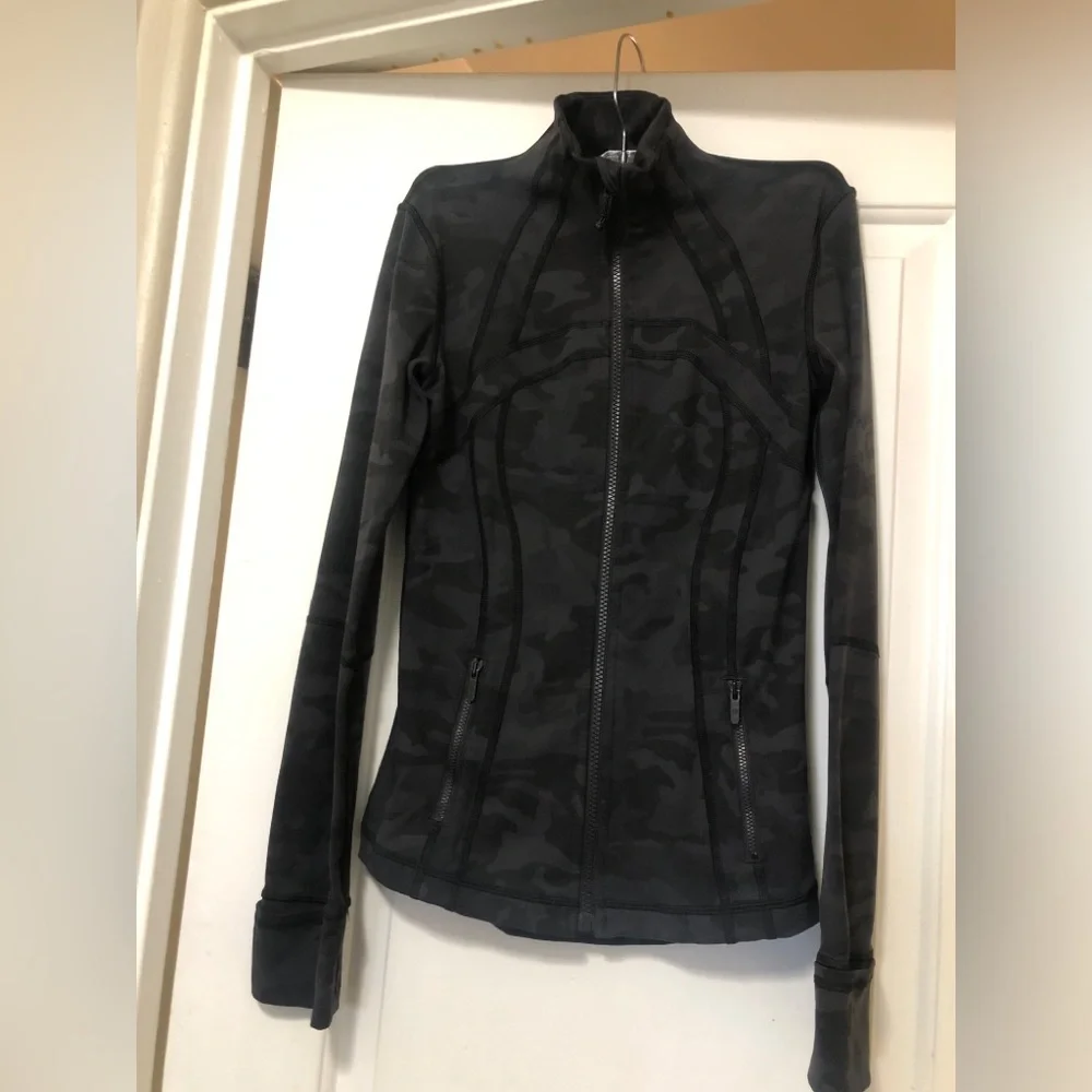 Lululemon Define Jacket featuring a dark gray and black camouflage pattern SZ 4